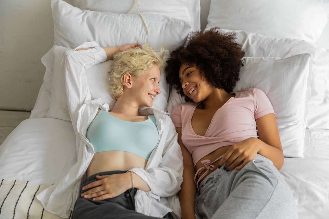 Titelbild: Scissoring – So geht diese Lesben-Sexstellung