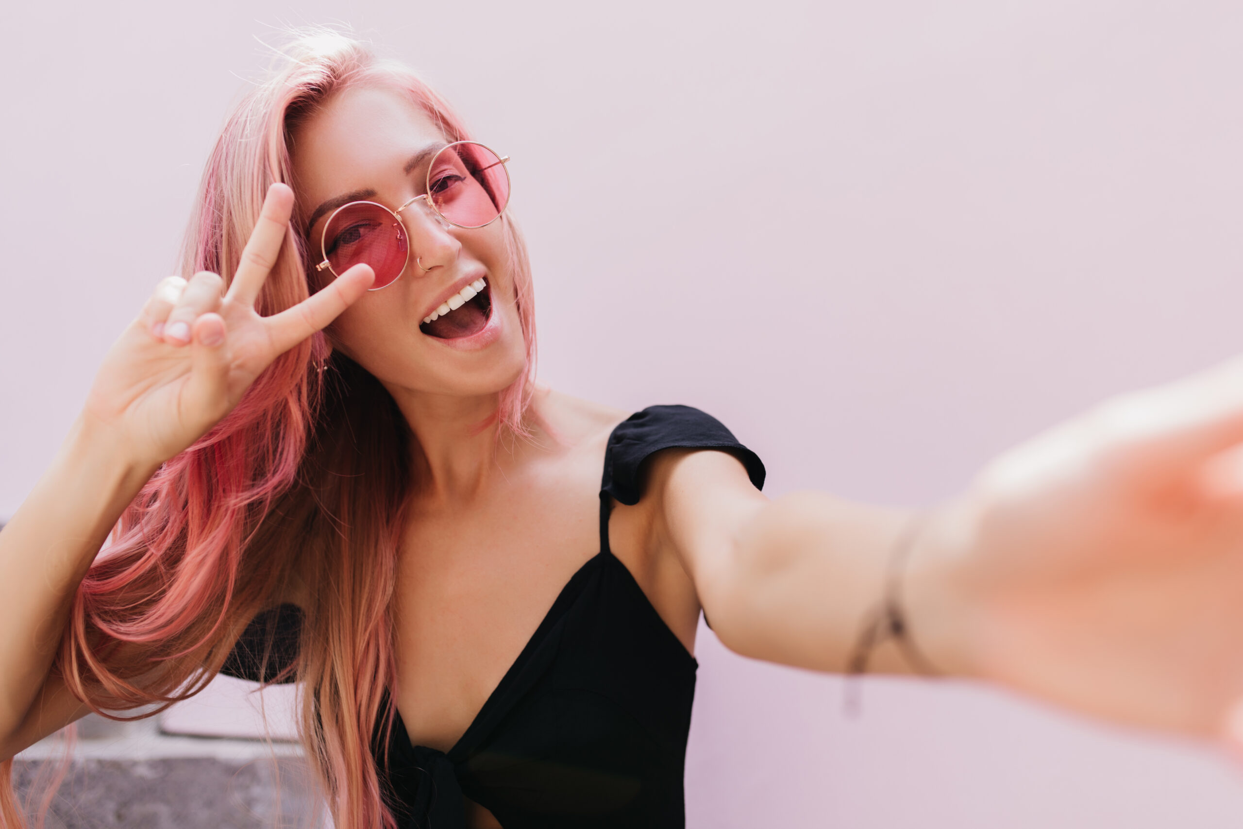 Titelbild: Das perfekte Profilbild für lesbische Dating-Apps: Tipps und Tricks zur Selbstdarstellung